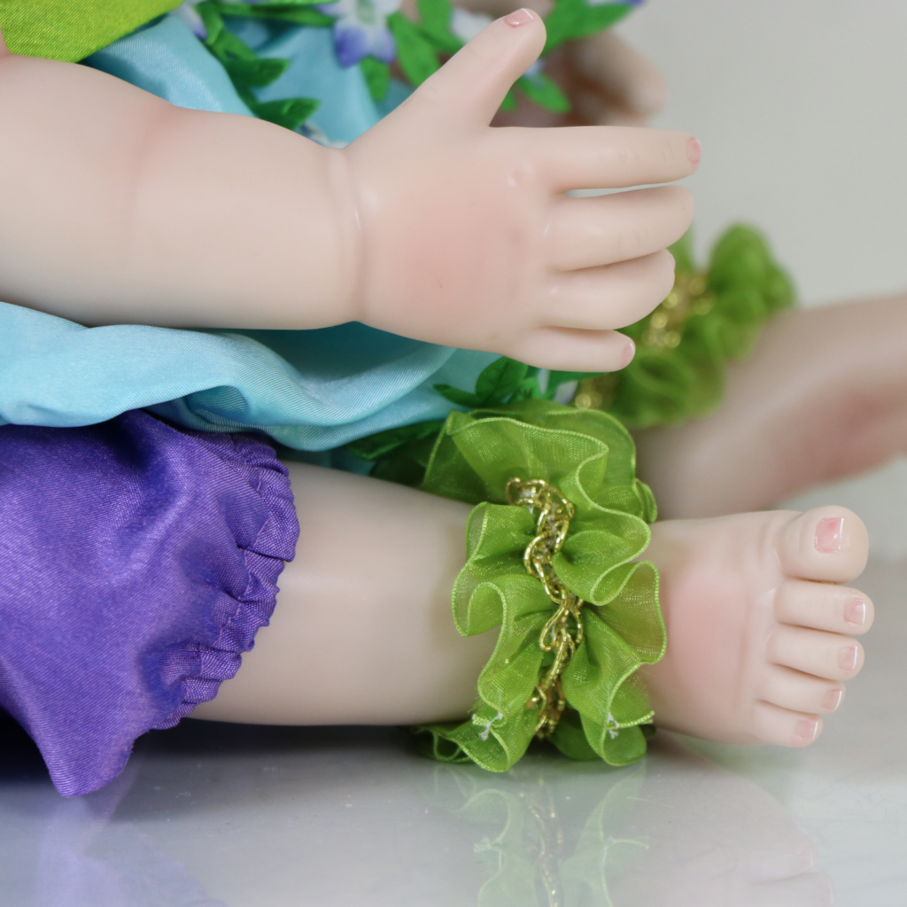 Unrivaled realism of Meadow Grace’s full vinyl hands and feet with heartwarming hand-painted nails and wrinkles.